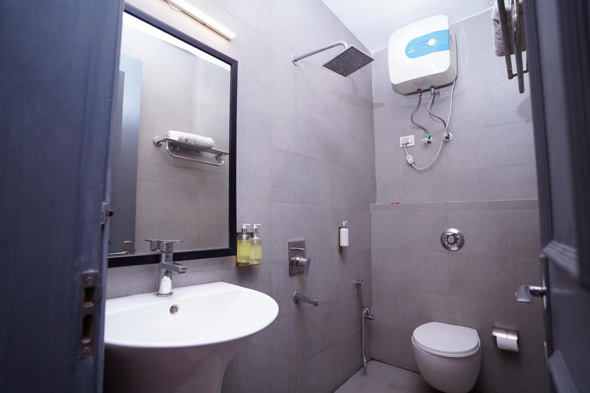 Hotel Mira Residency- Outer Ring Road, Paschim Vihar Delhi  Eksteriør billede