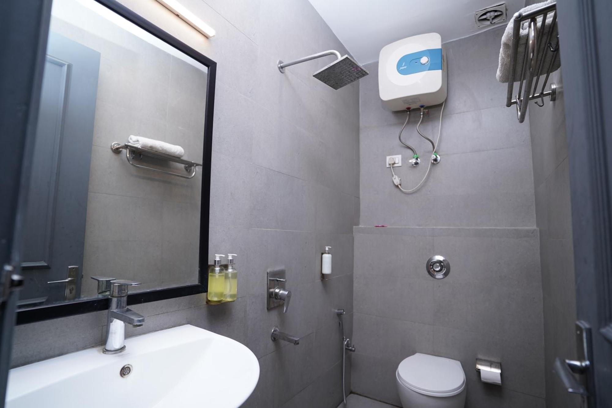 Hotel Mira Residency- Outer Ring Road, Paschim Vihar Delhi  Eksteriør billede